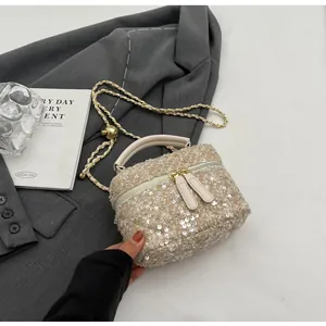 Detailansicht der Tweed-Tasche mit Pailletten-Textur und goldener Kette mit Perle