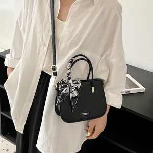 Borsa a mano in pelle martellata nera con foulard di seta e tracolla regolabile