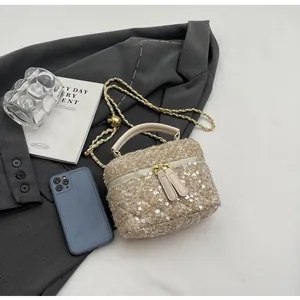 Detailansicht der Tweed-Beuteltasche mit Pailletten, Goldkette und Doppelreißverschluss