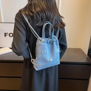 Sac à dos rétro en denim bleu clair avec cordon de serrage et boucle cœur en métal