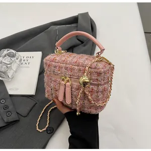 Detail der rosa Tweed-Tasche mit verstellbarer goldener Kamelien-Kettenschulter