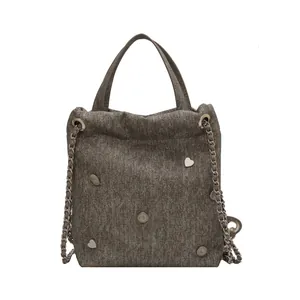 Mini sac à main en denim gris vintage avec rivets cœur argentés et bandoulière