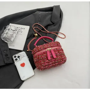 Detailansicht der bunten Tweed-Textur einer Mini-Tasche mit rosa Kettenriemen