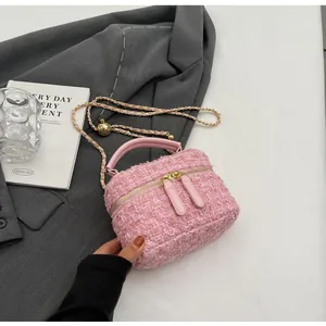 Detailansicht der rosa Tweed-Umhängetasche mit goldener Kette und verstellbarem Kugelgleiter