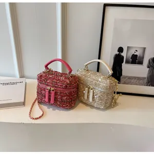 Details der Tweed-Box-Handtaschen in Rosa und Beige mit Kettenriemen und Golddekor
