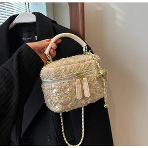 Detail der Tweed-Eimertasche mit Pailletten, Goldkette und Reißverschluss