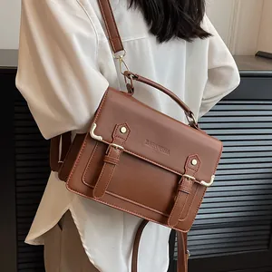 Mochila retro de cuero PU marrón oscuro para mujer con hebillas dobles y asa superior