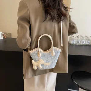 Sac seau en tweed bleu clair pour femme avec poignée en cuir blanc et charm chiot mignon