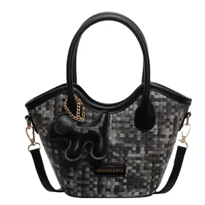 Sac seau tendance à motif à carreaux gris et poignées en cuir noir