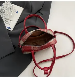 Détail du mini sac bowling en tweed rouge montrant la doublure et la poche intérieure