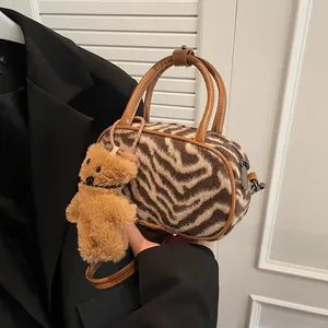 Sac Bowling Vintage à Carreaux en Laine pour Femmes Sac à Main en Tweed Couleur Contrastée Avec Pendentif Ours Bandoulière