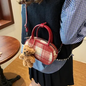 Sac bowling rétro à carreaux rouges en laine avec ours en peluche et poignée cuir