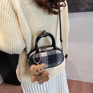 Sac bowling chic à carreaux avec breloque ours en peluche et bandoulière amovible