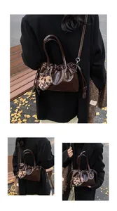 Détail du sac à main en cuir PU marron foncé avec cordon plissé et breloque cœur léopard