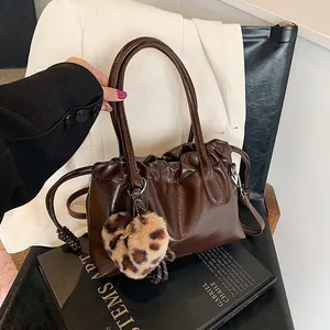Sac à Main en Cuir PU Plissé pour Femmes Sac à Épaule Vintage avec Pendentif Cœur Léopard Sac Bandoulière Mode Quotidien Navettage