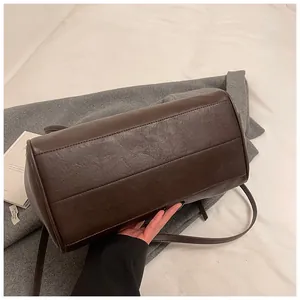 Vista detallada del bolso tote de piel suave con base reforzada y costuras finas