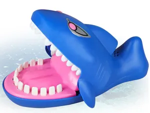 Gros plan du jouet de requin mords-doigt avec mâchoires ouvertes sur fond de bulles d'eau