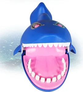 Vue détaillée du jeu de morsure de requin avec bouche ouverte et design cartoon bleu