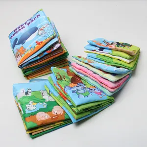 Détail macro de livres en tissu pour bébé sur les thèmes de l'océan et de la ferme