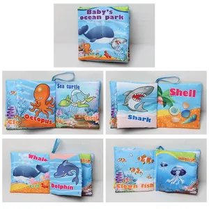 Détail du livre en tissu océan pour bébé avec animaux marins et noms en anglais