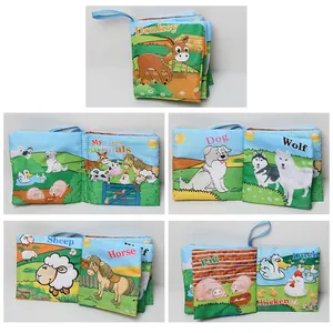 Détail du livre en tissu animaux de la ferme avec illustrations et noms en anglais