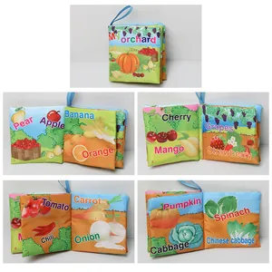 Vue détaillée des pages en tissu doux montrant des fruits colorés dans un livre bébé