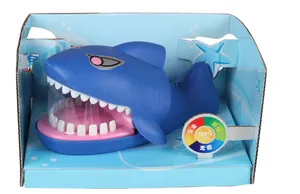 Détail du jouet de requin mordeur bleu dans sa boîte d'emballage sur le thème marin