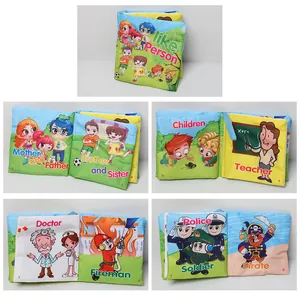 Détails des pages d'un livre en tissu pour bébé avec membres de famille et métiers