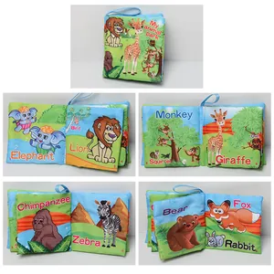 Vue détaillée des pages d'animaux colorées d'un livre en tissu doux pour bébés