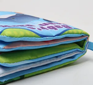 Détails d'un livre d'éveil en tissu épais pour bébé avec motif baleine et cordon bleu
