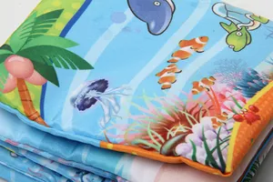 Vue détaillée des pages en tissu doux d'un livre pour bébé sur le thème marin