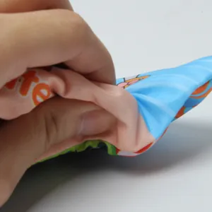 Gros plan sur la texture douce et les imprimés colorés de dessins animés du livre en tissu