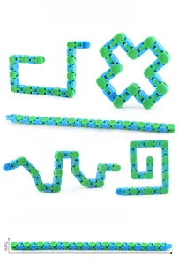Detail view of a flexible 24-segment fidget toy chain in blue and green, measuring 27.5cm