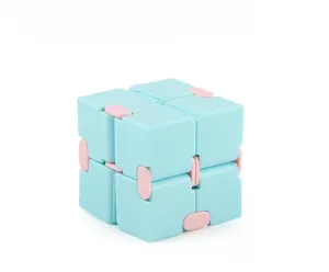 Detail of blue and pink infinity cube toy showing 4x4x4cm size and 34.4g weight