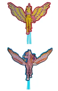 Détails des décorations licorne avec paillettes holographiques et rubans bleus