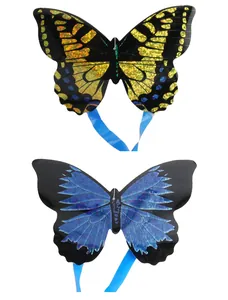 Détail de cerfs-volants papillons colorés avec paillettes et rubans de suspension