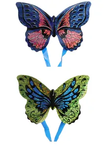 Détail d'un cerf-volant papillon coloré avec texture laser pailletée et rubans bleus