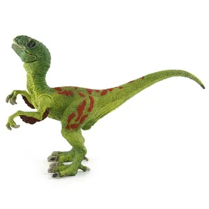 Détail du jouet vélociraptor montrant la texture de peau verte et rayures rouges