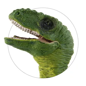 Vue macro détaillée de la tête d'un dinosaure Vélociraptor avec texture de peau verte