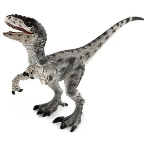 Vue détaillée du jouet vélociraptor montrant les écailles de peau et les dents acérées