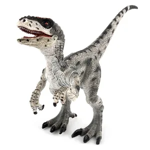 Gros plan détaillé sur la texture de peau et les griffes d'une figurine de dinosaure Vélociraptor