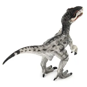 Vue latérale macro d'une figurine de vélociraptor avec texture de peau détaillée et griffes