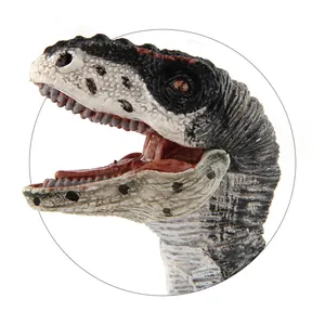 Gros plan détaillé d'un jouet dinosaure vélociraptor réaliste avec des écailles