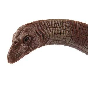 Primer plano detallado del modelo de dinosaurio marrón con textura de piel realista