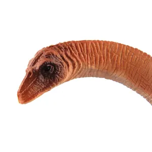 Detalle macro de la cabeza del dinosaurio de juguete con texturas de piel realistas