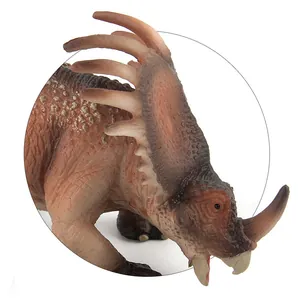Detailaufnahme des Styracosaurus Spielzeugs mit realistischer Hautstruktur und Kopfhörnern
