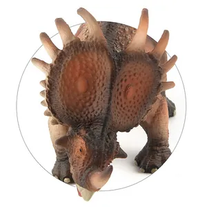 Detailansicht eines Styracosaurus Dino-Spielzeugs mit Hauttextur und Nackenschild