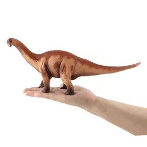 Modelo clásico de dinosaurio marrón de cuello largo tamaño palma sobre fondo blanco