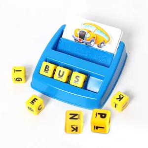 Juego educativo de letras con base azul y cubos de alfabeto amarillos sobre fondo blanco puro