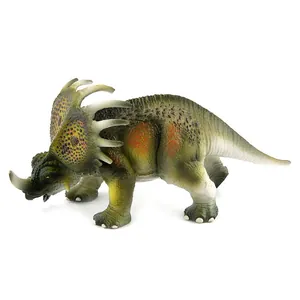 Detailansicht des Styracosaurus Dinosaurier Spielzeugs mit realistischer Hautstruktur